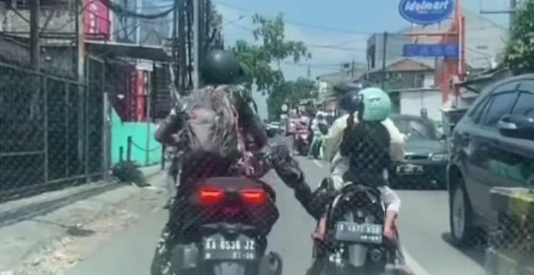 Aksi kurang terpuji Praka ANG terhadap pengendara seorang Ibu di daerah Pondok Gede, Bekasi. Foto : Ist