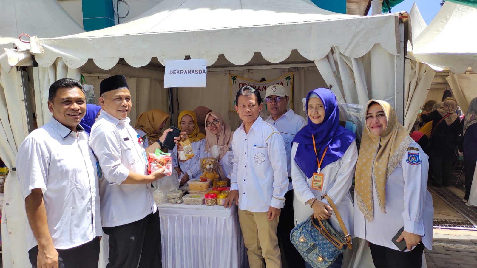 Camat Pondok Aren, Hendra memantau bazar Ramadan.  (irm/din)