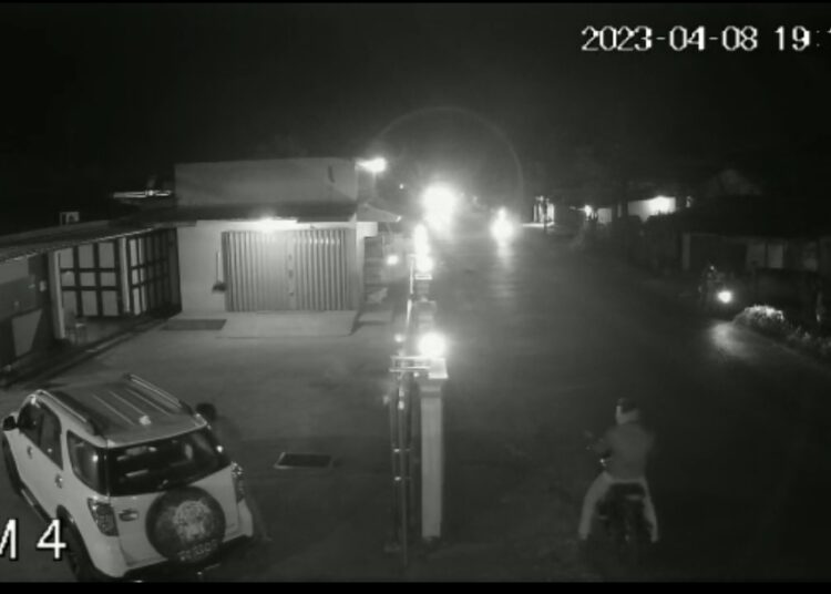 Pintu Mobil Lupa Dikunci, Penjual Daging Ayam Kehilangan Uang Rp 114 Juta TKP mobil milik penjual daging ayam foto : Ist