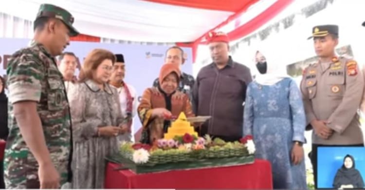 Menteri Sosial Tri Rismaharani memotong tumpeng pada peresmian rumah susun Sentra Mulia Jaya Jakarta di Bambu Apus, Jakarta Timur. (Ist)