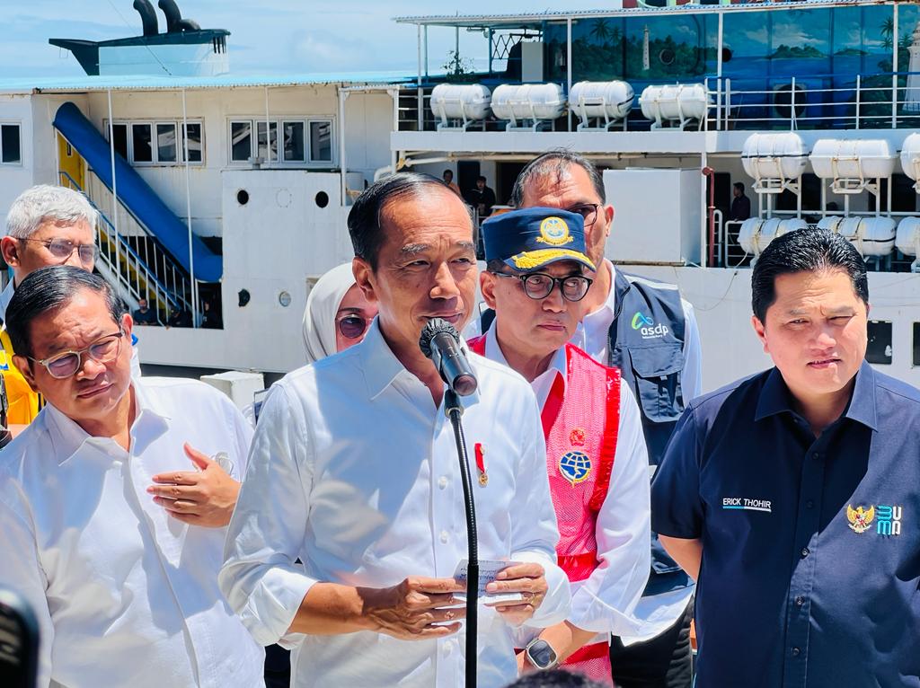 Presiden Jokowi saat meninjau Pelabuhan Merak, Banten, Selasa (11/4)   foto : Setpres