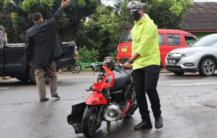 Polisi mengamankan salah satu motor korban truk tangki. (Ist)