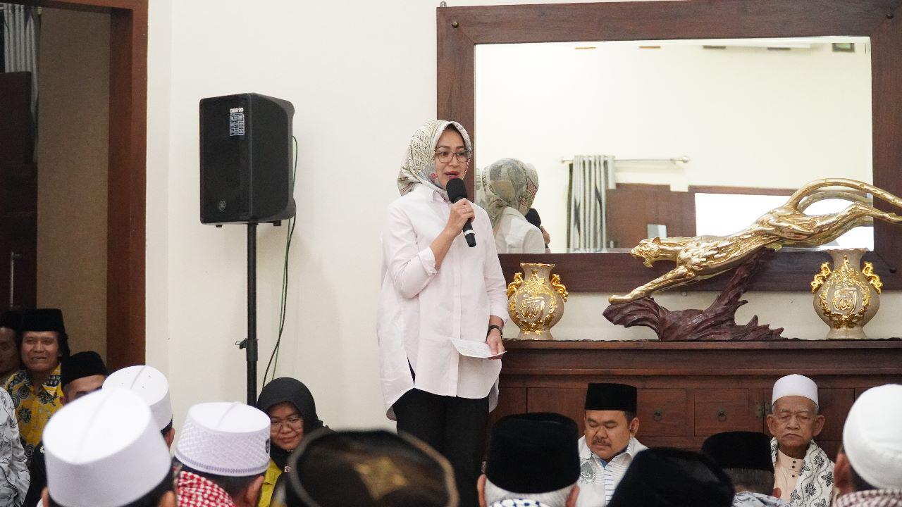 Airin Rachmi Diany saat buka puasa bersama ulama dan Kiai di Kota Serang, Kamis malam. (Ist)