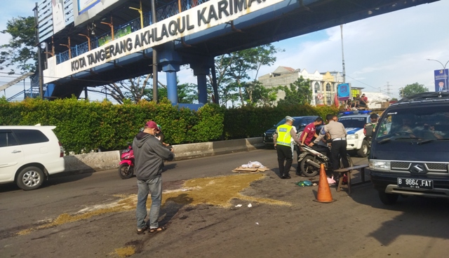 TKP pengemudi motor tewas terlindas truk tanah di   Jalan MH Thamrin, Kebon Nanas, Tangerang. (Ist)