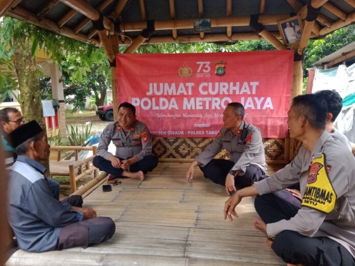 Warga Keranggan, Kecamatan Setu menyampaikan keluhannya di Jumat Curhat. (Idral Mhadi / Tangselpos)