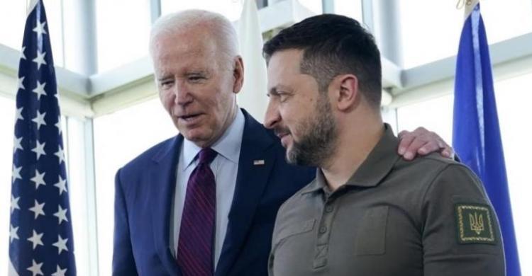 Presiden AS Joe Biden (kiri) bersama Presiden Ukraina (kanan) Volodymyr. Foto : Ist