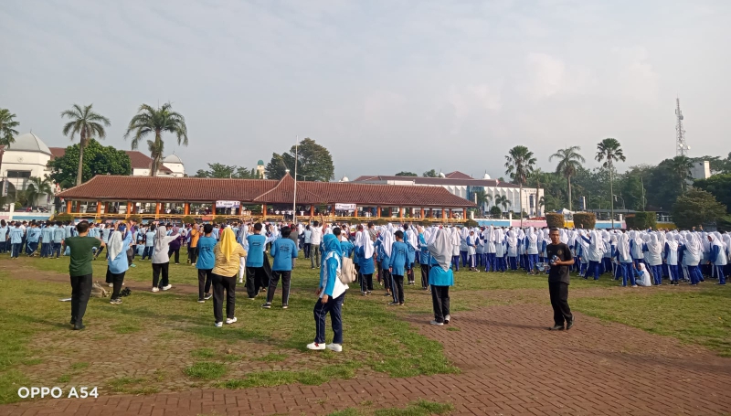 Ribuan masyarakat mengikuti senam massal yang diselenggarakan KORMI di Alun-alun Pandeglang, Selasa (30/5/2023).(Istimewa)