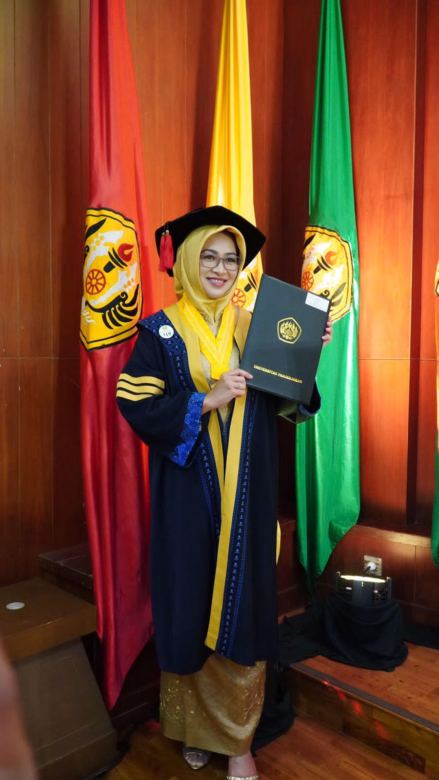 Penuh Kebahagiaan Airin Rachmi Diany Wisuda S3 Di Unpad Dengan 