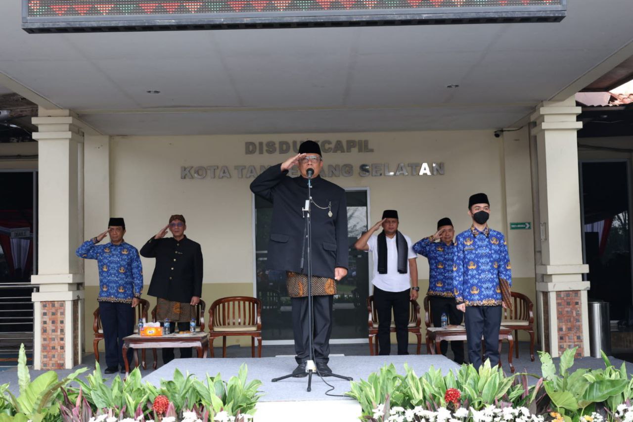 Wali Kota Tangerang Selatan Benyamin Davnie saat menjadi pembina Apel Peringatan Hari Pendidikan Nasional. (Dok. Humas Pemkot Tangsel)