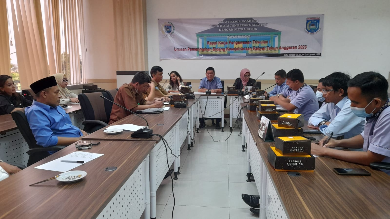 RS Medika Diakuisi Perusahana Lain Sejumlah perwakilan karyawan RS Medika BSD, Serpong, mendatangi kantor DPRD Kota Tangsel, Senin (15/5). Kedatangan karyawan tersebut, untuk menggelar diskusi dengan Komisi ll DPRD Kota Tangsel. (dra)