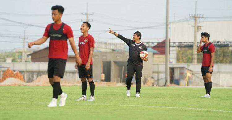 Garuda muda saat berlatih bersama sang pelatih Indra Safri. Foto : Ist