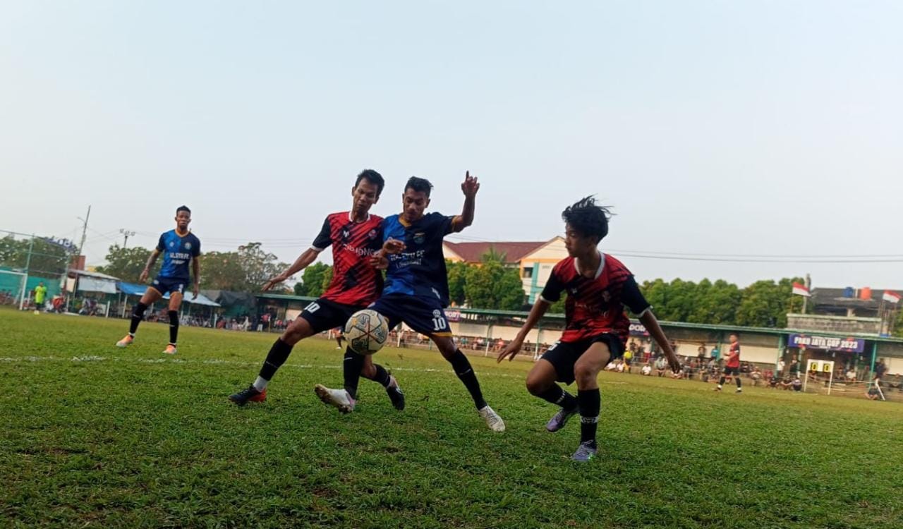 Striker Persiponda, Ade Lacuk (kiri) berebut bola dengan pemain Adsya FC (Ist)