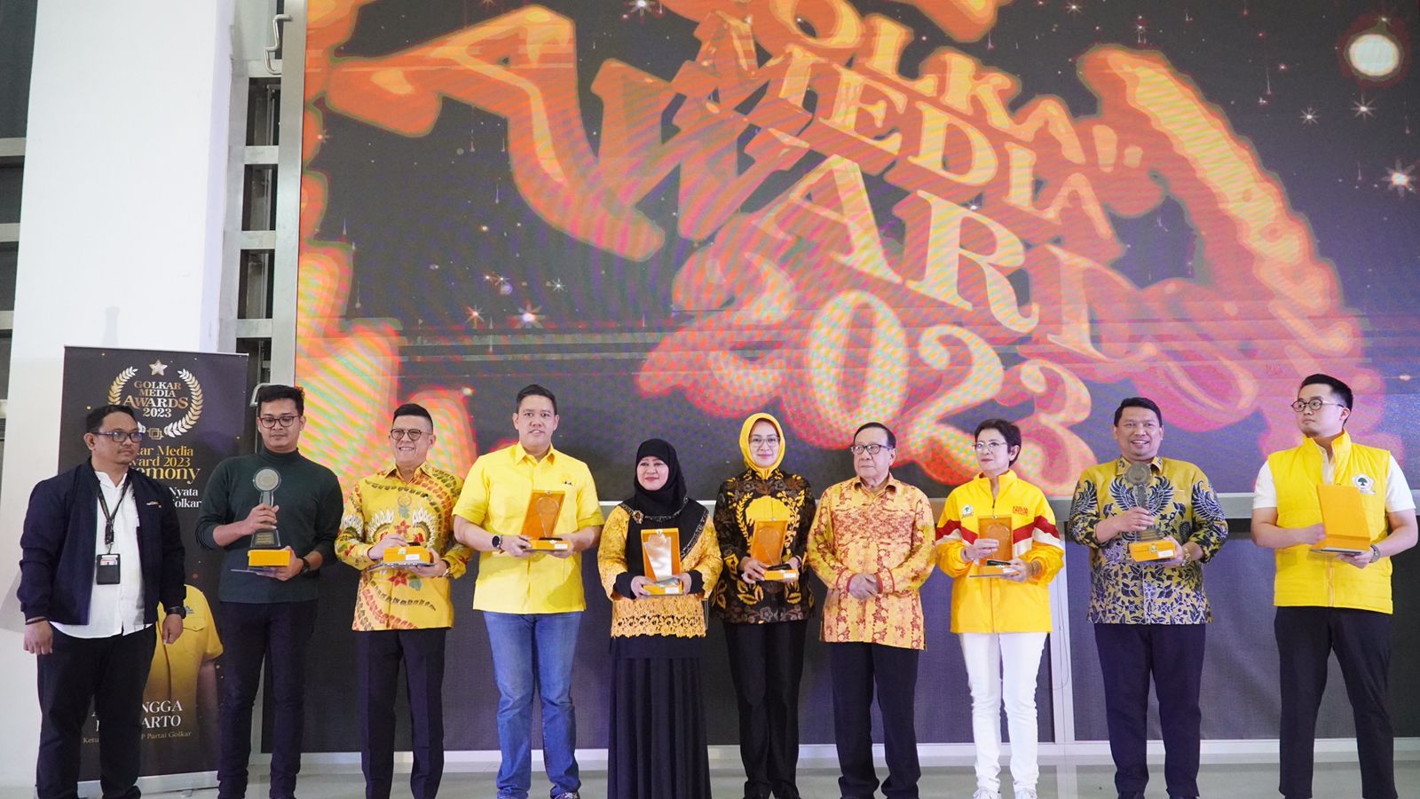 Airin Rachmi Diany (jilbab kuning) Meraih Penghargaan Golkar Media Award 2023. Foto : Ist