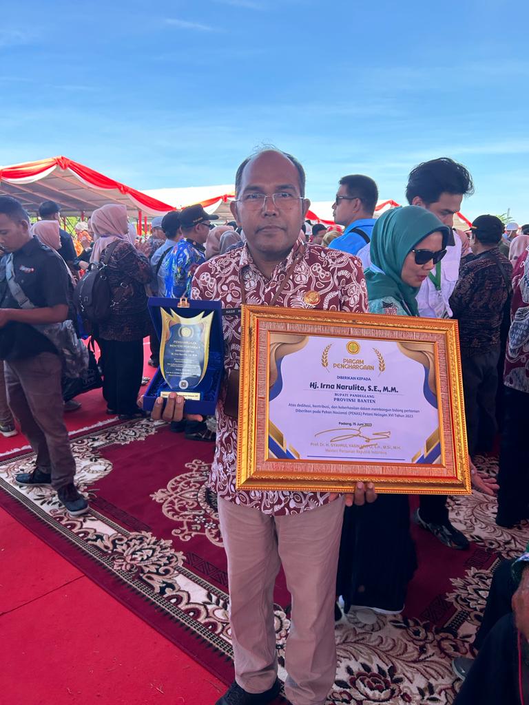 Kepala DPKP Pandeglang, Nasir saat mewakili Bupati Irna Narulita menerima penghargaan dalam acara penutupan Pekan Nasional (Penas) Petani Nelayan ke-XVI di Kota Padang, Kamis (15/6/2023).(Istimewa)