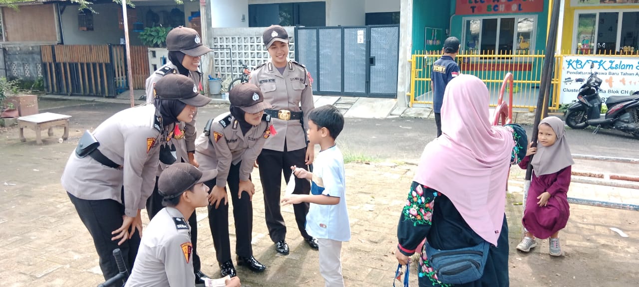 Jajaran Polsek Pamulang melakukan patrol dialogis ke lingkungan warga, dan melakukan himbauan kepada warga agar lebih berhati-hatio dalam menjaga anak saat bermain.(dra)