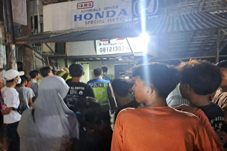 Telrihat warga ramai menyaksikan evakuasi jenazah pemilik bengkel yang ditemukan meninggal, Jalan Meruga Raya, Ciputat.(dra)