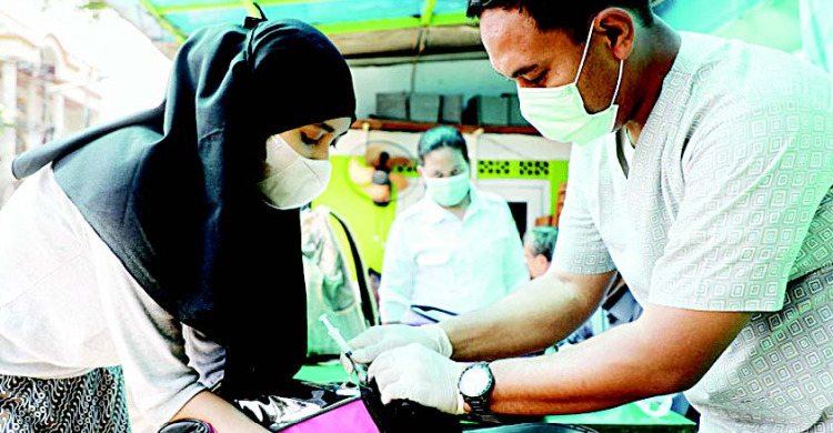 Warga Pademangan memanfaatkan progran vaksinasi di kantor RW setempat. Foto : Ist