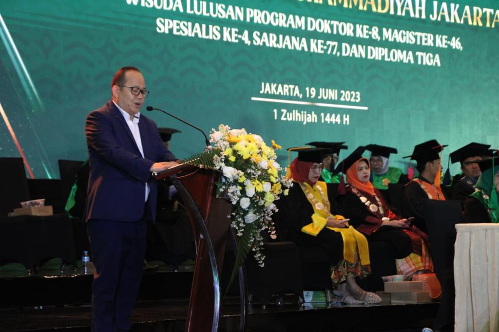 Ketua DPRD Kota Tangsel Abdul Rasyid saat memberikan sambutan di hadapan Wisuda Program Doktor ke-8, Magister ke-46 Universitas Muhammadiyah Jakarta (UMJ), di Kecamatan CIputat Timur, Senin (19/6).(dra)