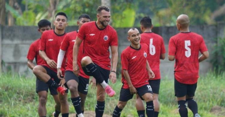 Skuab Persija menggelar latihan. Foto : Ist