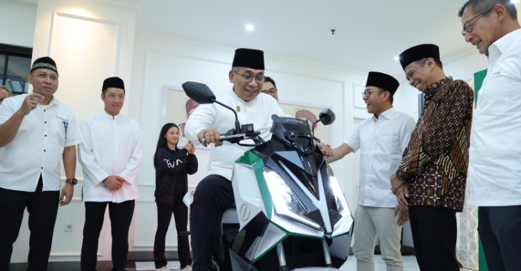 Ketum PBNU Gus Yahya saat mencoba motor listrik. Foto : Ist