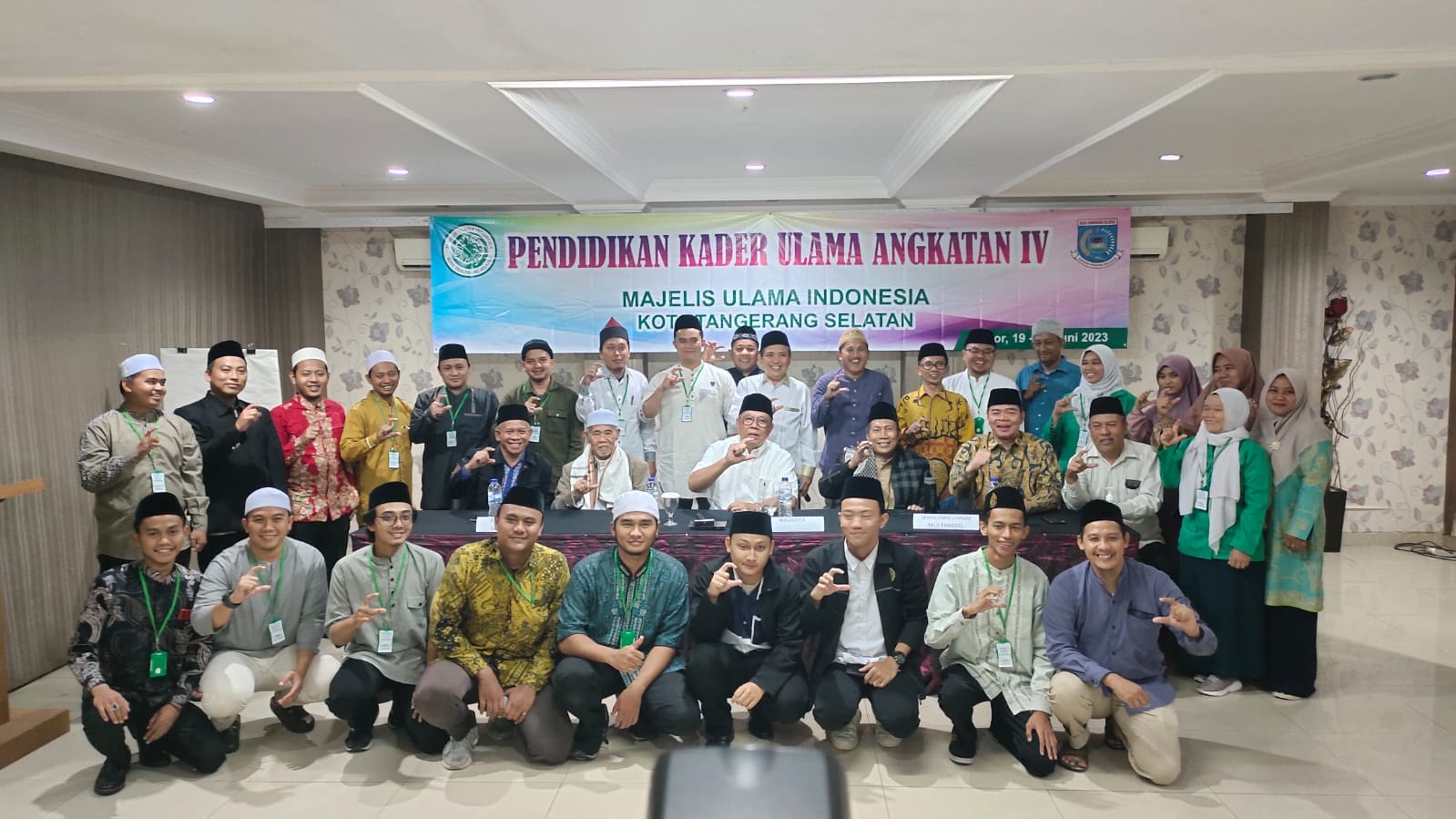 Para peserta pengkaderan ulama berfoto bersama Wali Kota dan pengurus MUI.(ars)