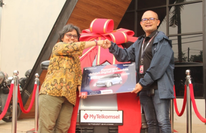 General Manager Consumer Sales Region Western Telkomsel Jabotabek, Riki A. Setiawan memberikan hadiah mobil Wuling kepada pelanggan setia Telkomsel asal Kota Tangerang Selatan, Nopiyanti, di Jakarta  Kamis (22/6/2023).(Istimewa)