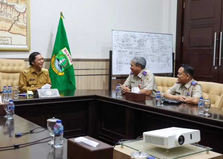 Pj Gubernur Banten Al Muktabar saat menerima Kepala BPN Provinsi Banten Sudaryanto (tengah). Foto ; Ist