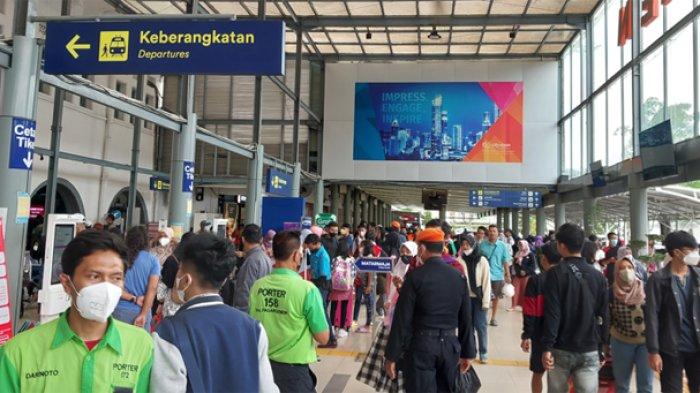 Suasana Stasiun Pasar Senin. Foto : Ist