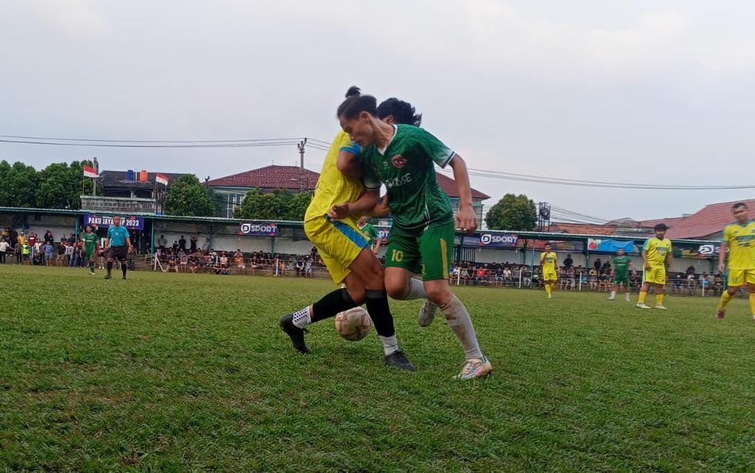 Pemain Beringin Serut (kuning) berduel sengit dengan pemain Bunga Mekar.(Ist)