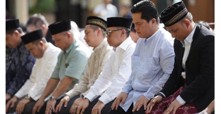 Menteri BUMN Erick Thohir (kedua kanan) Salat Idul Adha, di Indian Recreation Club 63 Caroline Hill Road, Hong Kong, Kamis (19/6). Foto: Ist