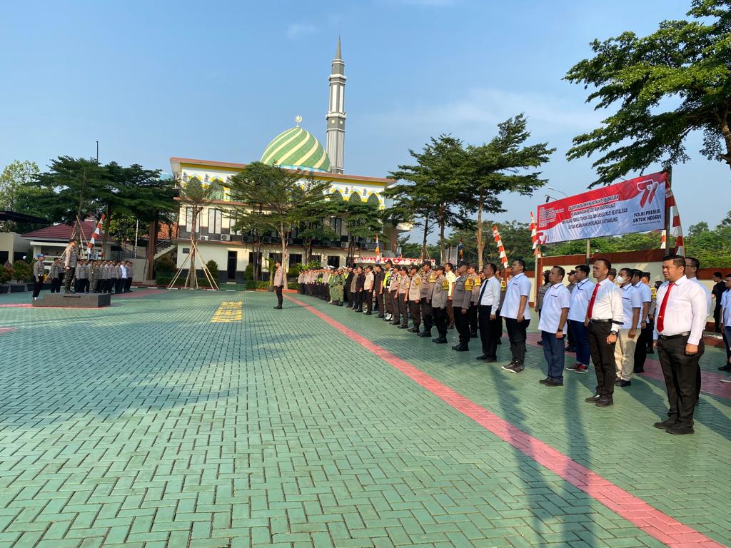 Kapolres Tangsel memimpin kegiatan apel “Kasatkamling,  Dalam Rangka Peningkatan Pemeliharaan Kamtibmas Menjelang Pemilu 2024 dan Akselerasi Revitalisasi Satkamling”, di Markas Polres Tangsel, Rabu (21/6).(dra)