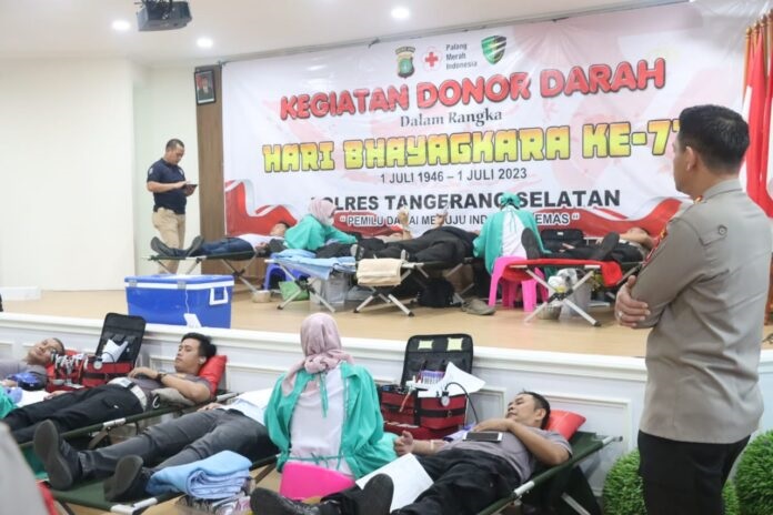 Ratusan Polres Tangsel ikut donor darah dalam kegiatan sosial, di Mako Polres Tangsel, Rabu (14/6). Kegiatan tersebut merupakan rangkaian dari penyambutan Hari Bhayangkara ke-77.(dra)