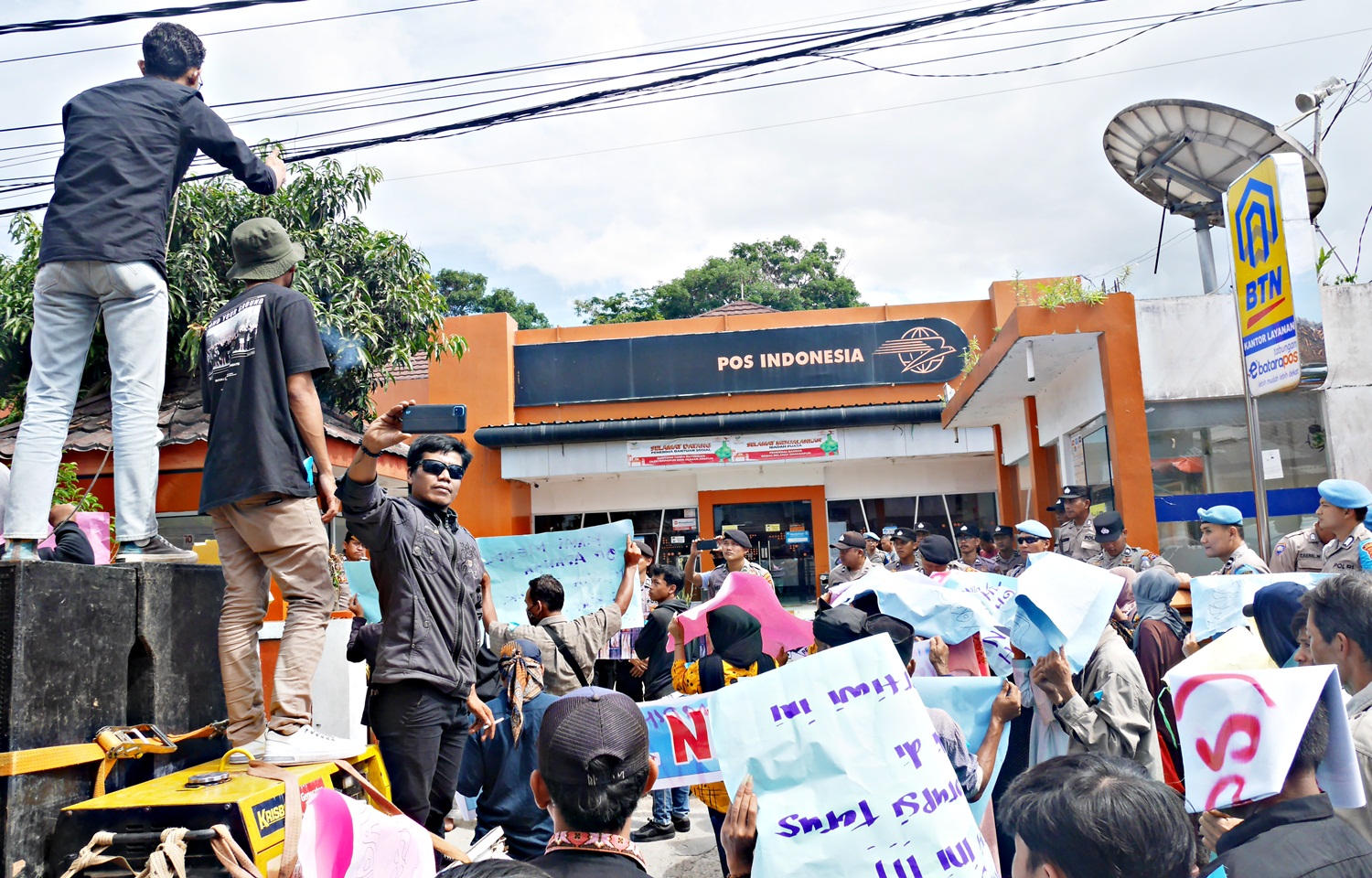 Warga Mandalawangi, melakukan aksi unjuk rasa di depan Kantor Pos Pandeglang di Jalan Bank Banten, Pandeglang, Selasa (20/6/2023) siang.(Ari Supriadi/Tangsel Pos)