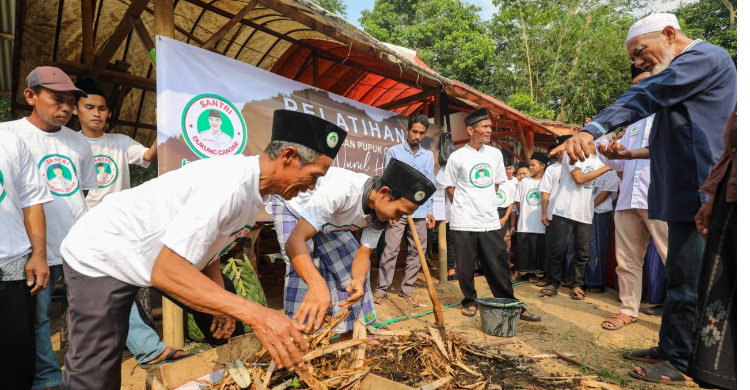 Pelatihan pembuatan pupuk organik oleh Santri Dukung Ganjar di Lebak. Foto : Ist