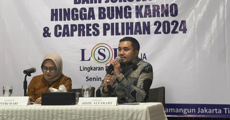 Peneliti Senior LSI Denny JA Adjie Alfaraby dalam paparan surveinya di Kantor LSI Denny JA, Jakarta Timur, Senin (19/6). (Foto: Ist)