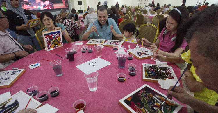 Turis asal Korea sedang makan di Batam. Foto : Ist