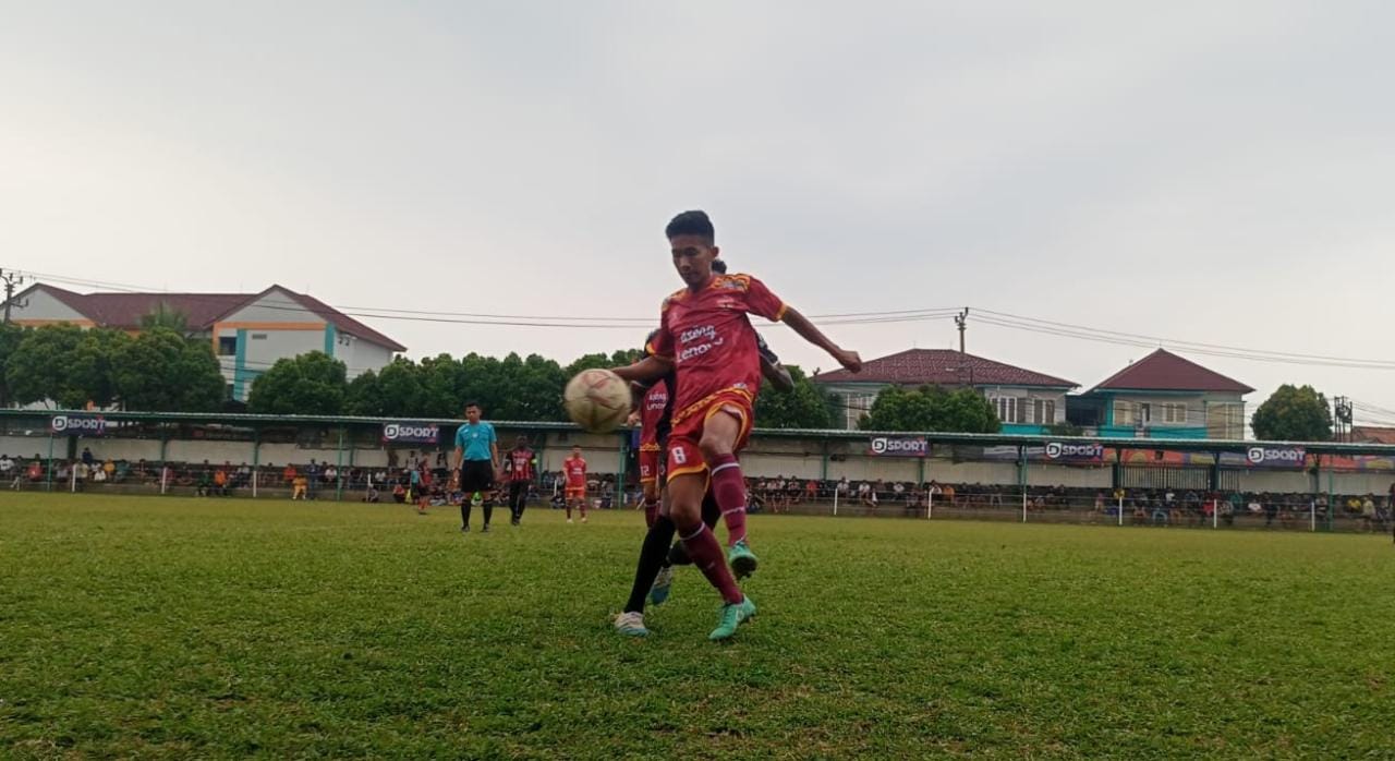 Terlalu Remehkan Warior, Diklat Pakujaya Batal Pesta Gol Gelandang Diklat Pakujaya, Nedi Ramdhan berduel dengan pemain Warior.(Ist)