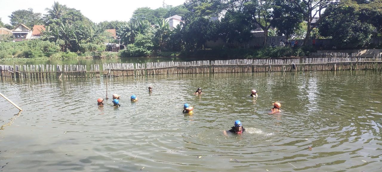 Petugas melakukan pencarian terhadap pemuda yang tenggelam di Situ Tujuh Muara, Pamulang, Selasa (20/6).(dra)