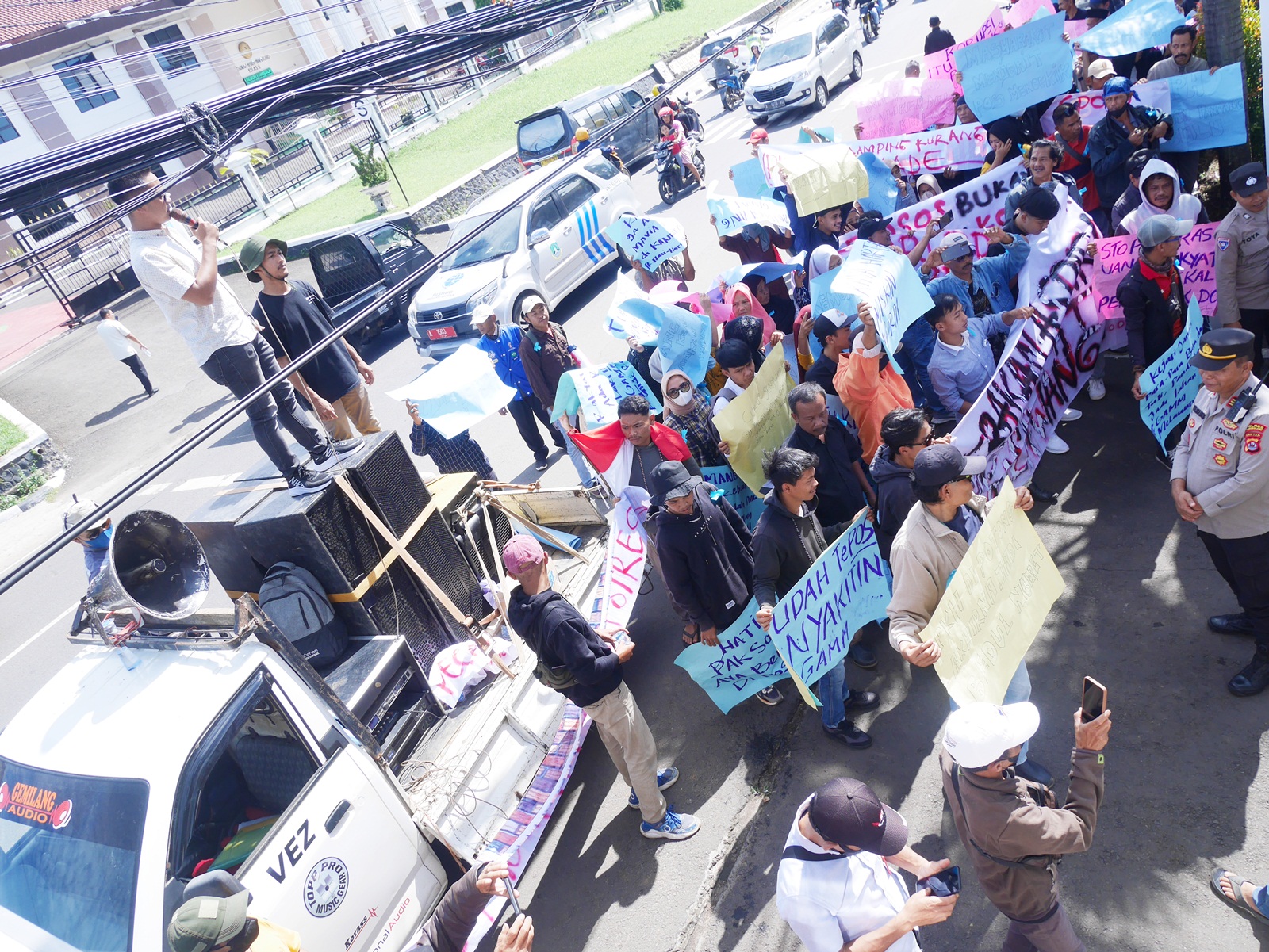 Warga melakukan aksi unjuk rasa di depan Gedung Kejari Pandeglang, Selasa (20/6/2023). Mereka menuntut proses hukum terhadap pelaku pemotongan bantuan PKH.(Ari Supriadi/Tangsel Pos)