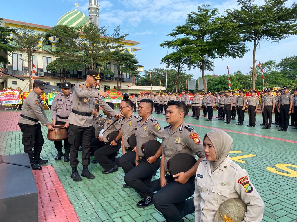 Kapolres Tangsel melakukan siram bunga kepada perseonel polisi yang naik pangkat, di Markas Polres Tangsel, Selasa (4/7).(dra)