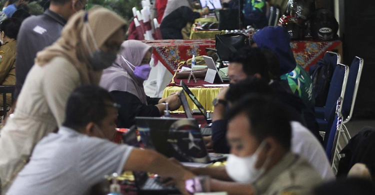 Warga mendatangi posko PPDB. Foto : Ist