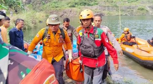 Jenasah 3 murid AN ditemukan di Danau Kuari, Bogor. Foto : Ist