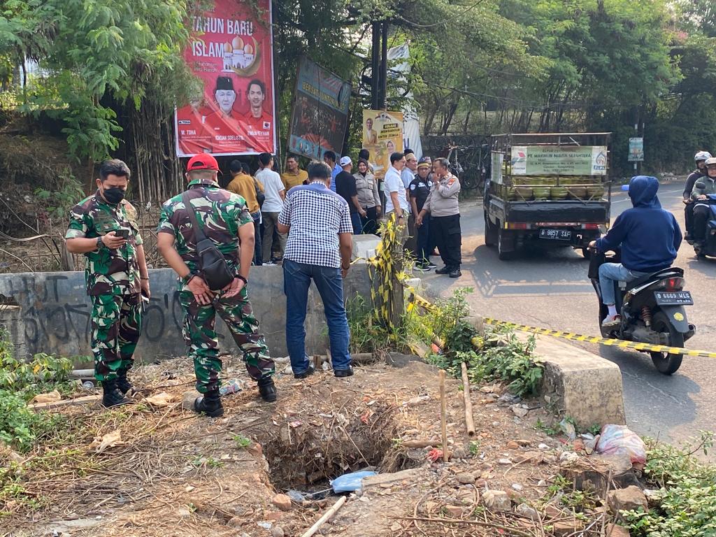 Pemantauan Jalan KH Dewantoro Ciputat ke arah Bintaro yang rencananya akan ditutup terkait peninggian jembatan. Foto : Ist