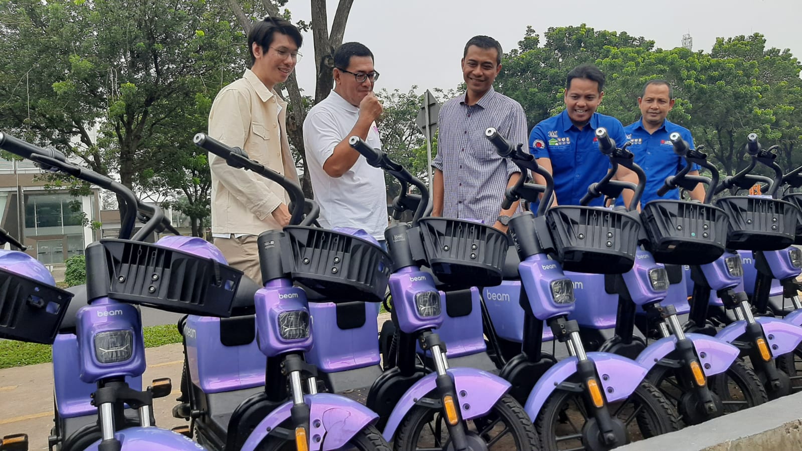 Jajaran Direksi Beam mobility bersama jajaran Pengelola Kawasan Bintaro Jaya saat melihat e-bike di salah satu shutle di bintaro Foto : irawan