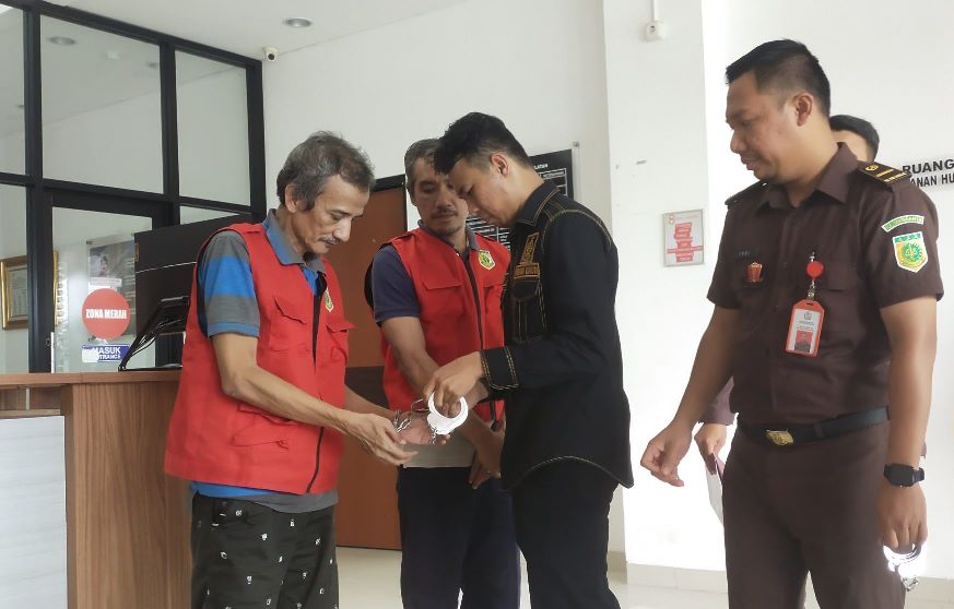 Kejari Kota Tangsel memberikan pembebasan hukuman terhadpa dua pelaku penggelapan kendataan motor, dengan memberikan restorative justice.(dra)