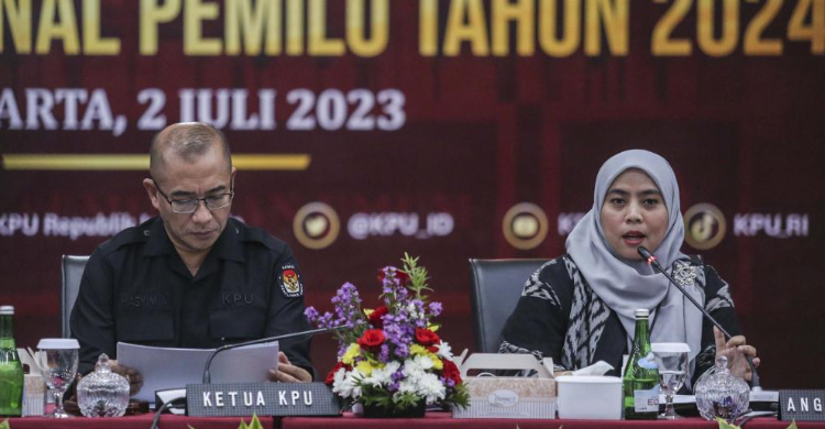 Ketua KPU Hasyim Asyari bersama anggota KPU Betty Epsilon Idroos (kanan) saat rapat pleno terbuka tentang DPT. Foto : Ist