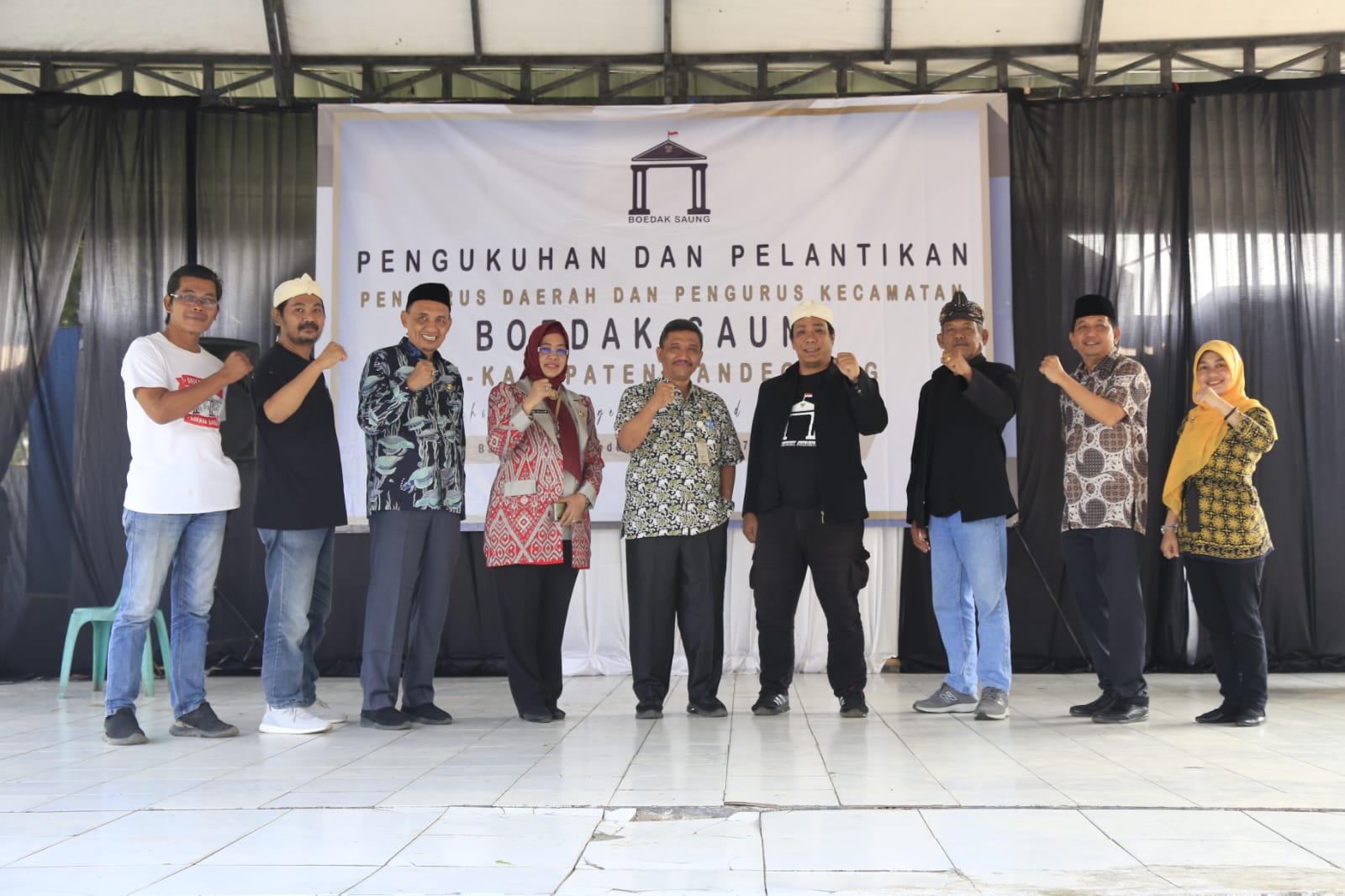 Pengurus Boedak Saung dan pejabat Pemkab Pandeglang, foto bersama di Bale Budaya, Kamis (27/7/2023).(Istimewa)