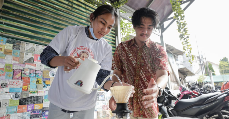 Pelatihan barista oleh Pemuda Pendukung Ganjar Pranowo. Foto : Ist