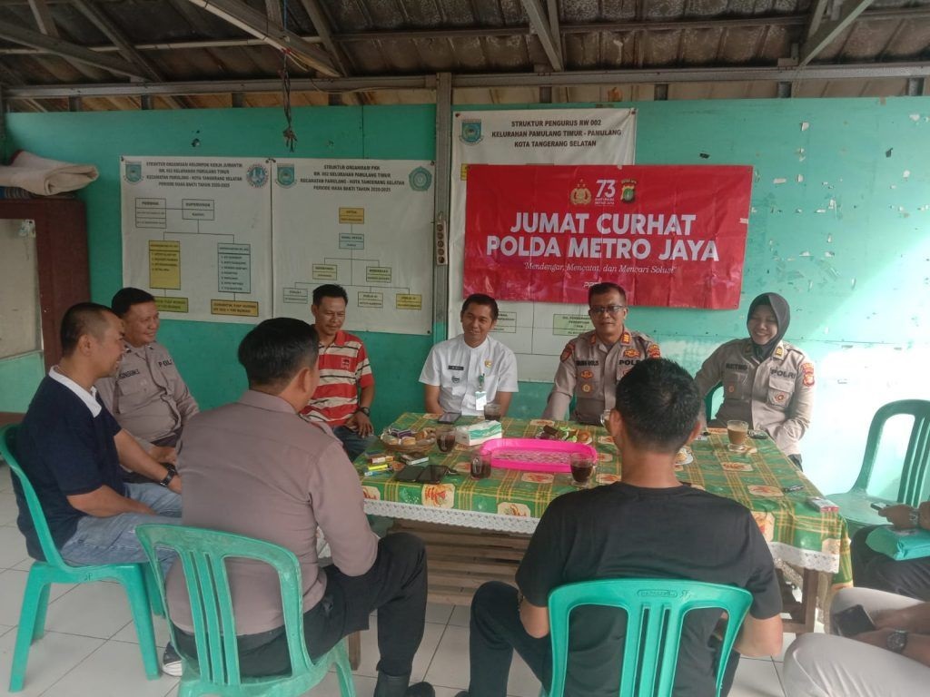 Polres Tangsel kembali menggelar Jumat Curhat untuk mendengarkan keluhan warga, terkait kemanan dan ketertiban masyarakat. Kali ini kegiatan digelar di Kelurahan Pamulang Timur, Kecamatan Pamulang.(dra)