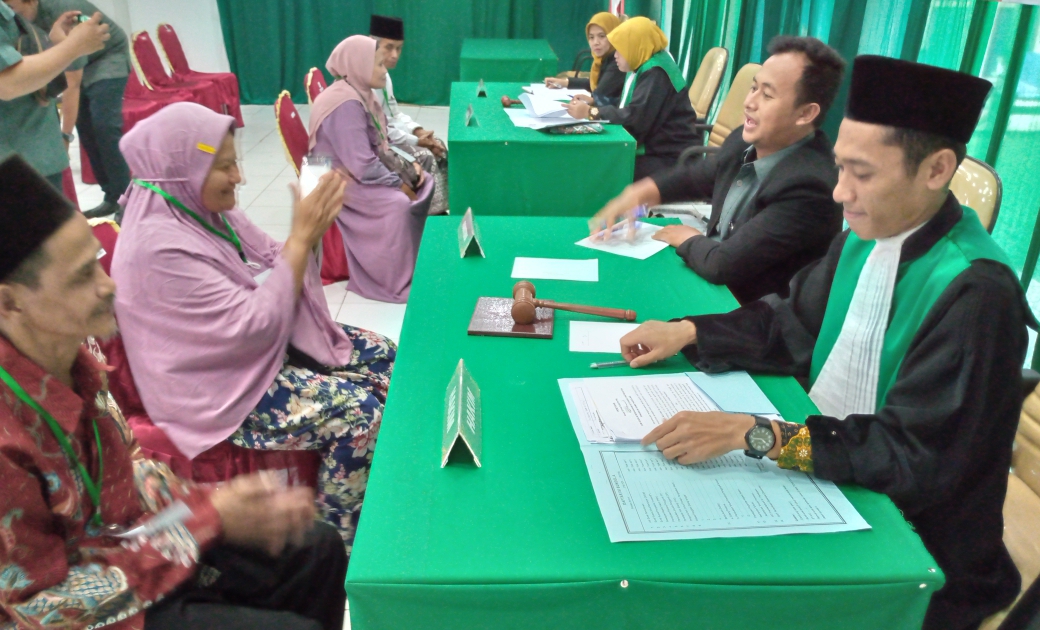 Pasangan pengantin disahkan pernikahannya oleh hakim dalam itsbat nikah terpadu di Kejari Pandeglang, Kamis (20/7/2023).(Ari Supriadi/Tangsel Pos)